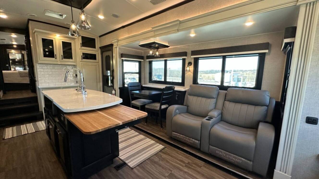 A photo of this 2022 Jayco Pinnacle 36SSWS