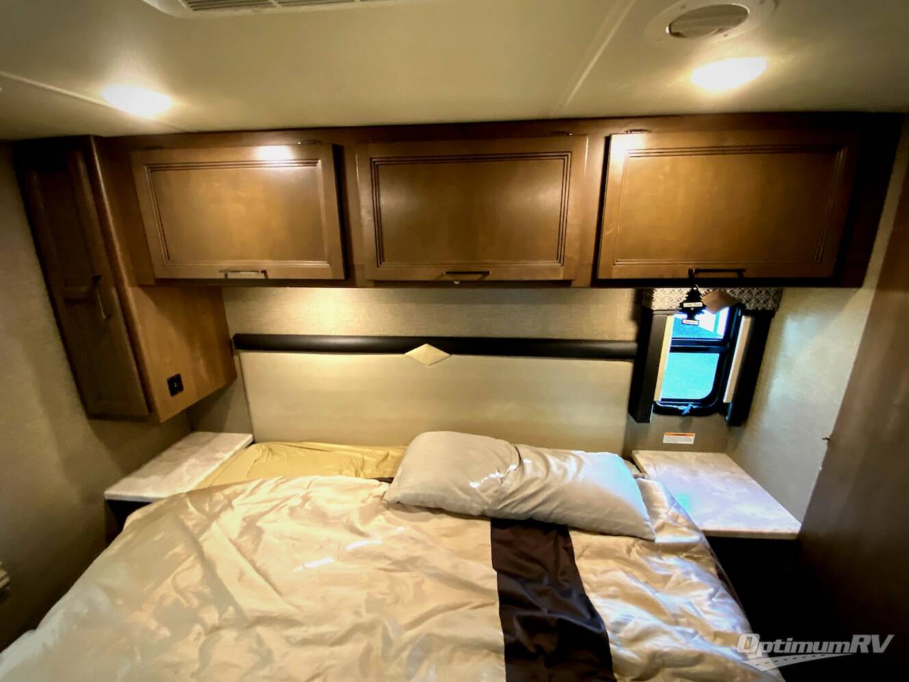 A photo of this 2021 Thor Hurricane 34R