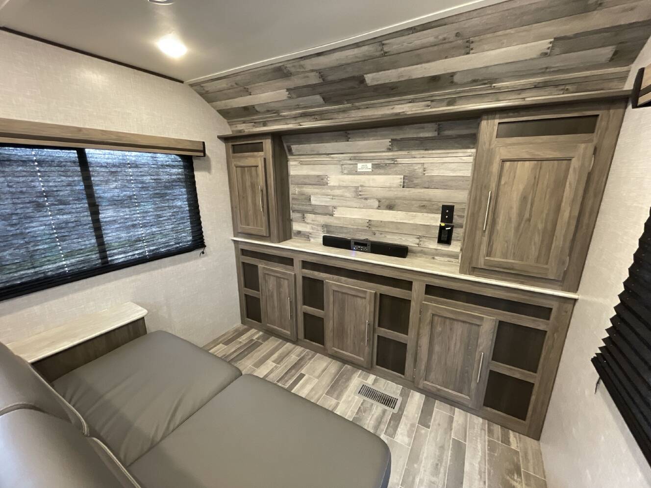 A photo of this 2023 Crossroads ZINGER 259FL