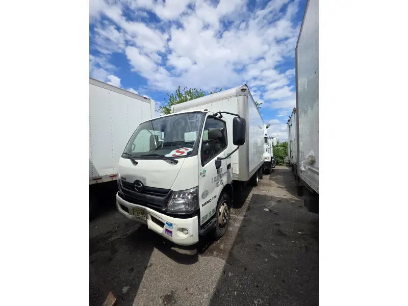 2014 HINO 195