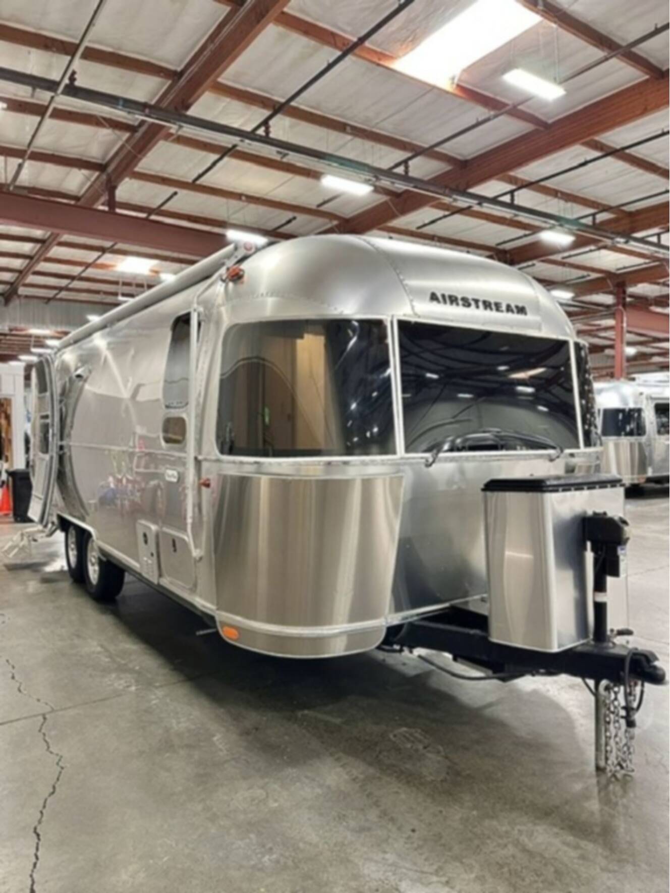 A photo of this 2023 Airstream Flying Cloud 25 Front Bed Queen