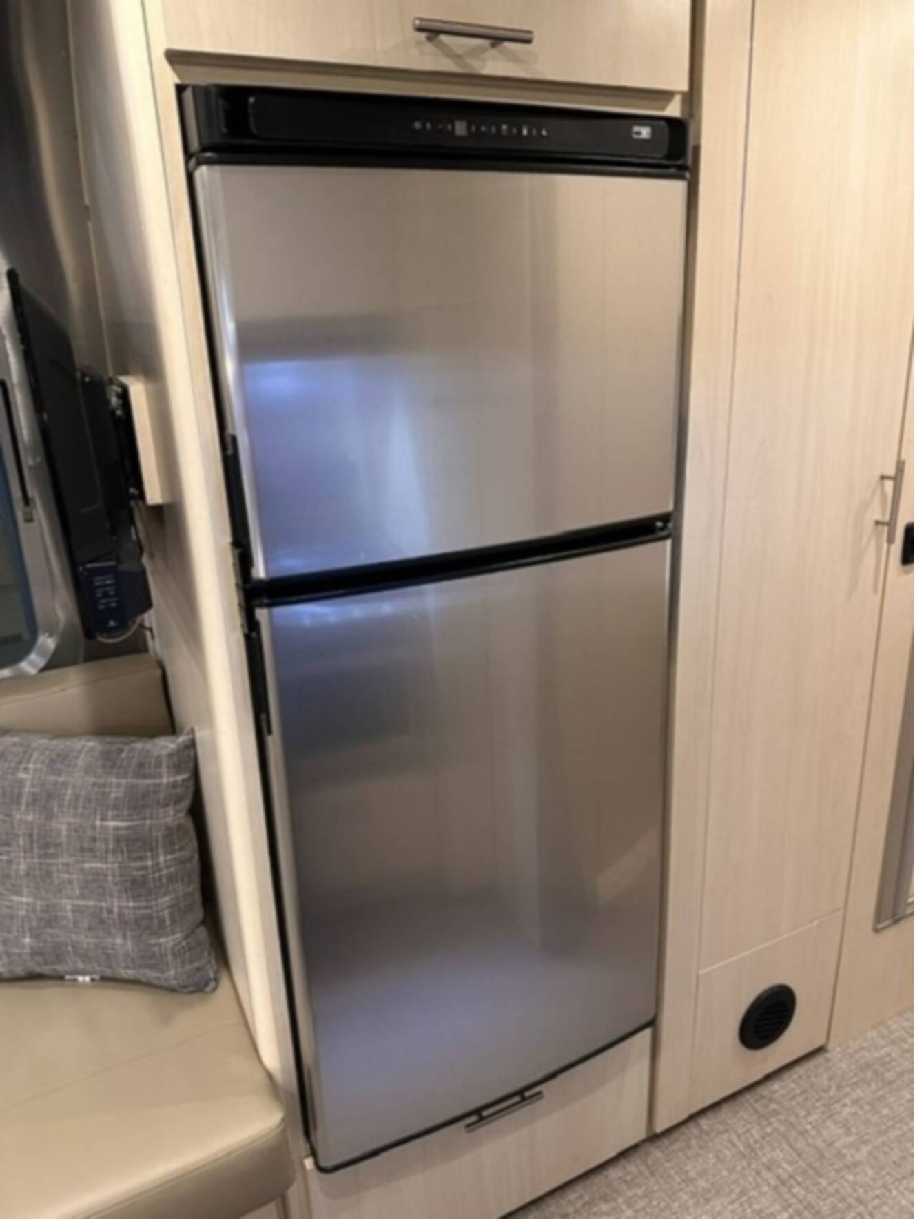 A photo of this 2023 Airstream Flying Cloud 25 Front Bed Queen