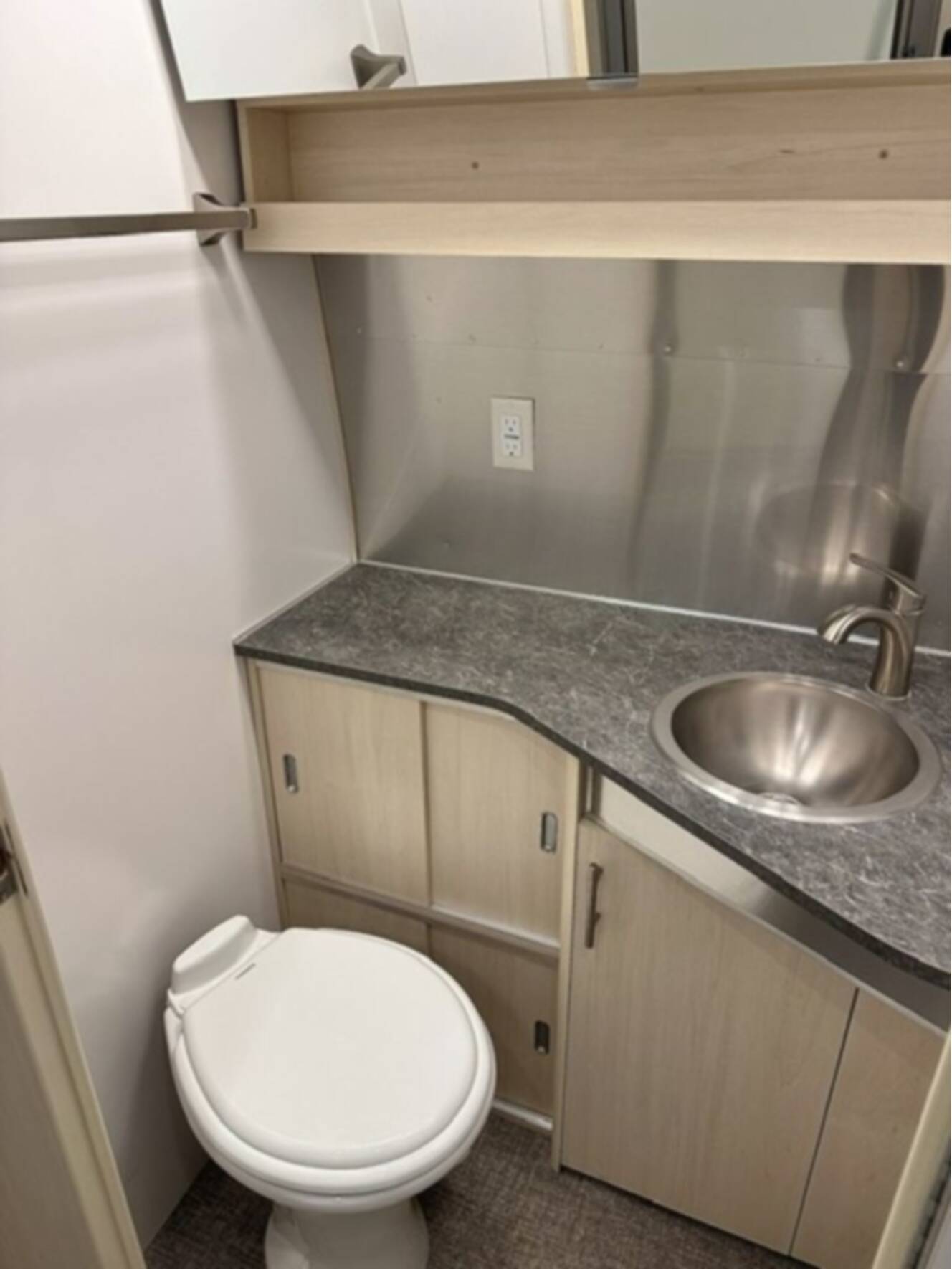 A photo of this 2023 Airstream Flying Cloud 25 Front Bed Queen