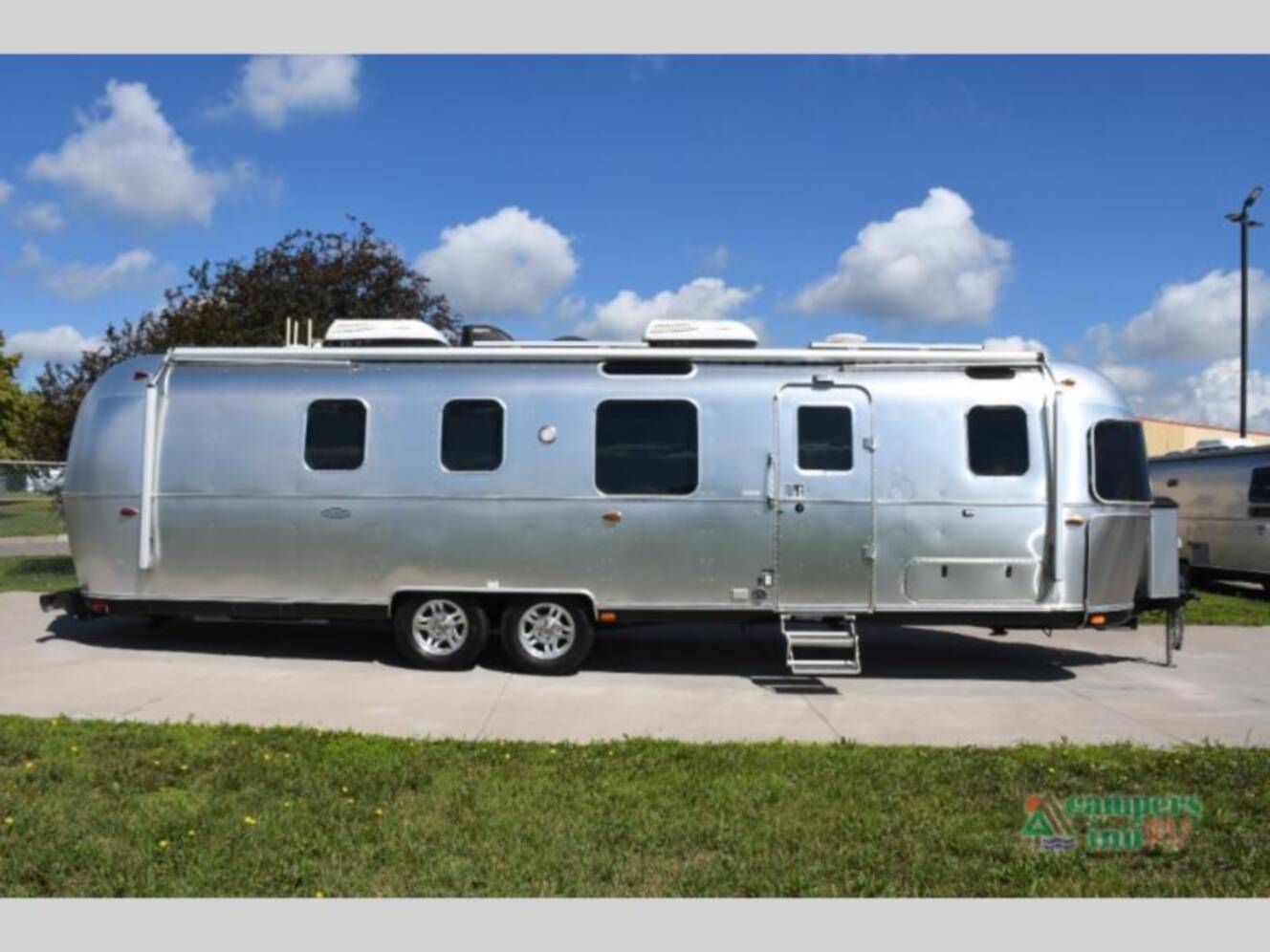 A photo of this 2019 Airstream Classic 33FBQ