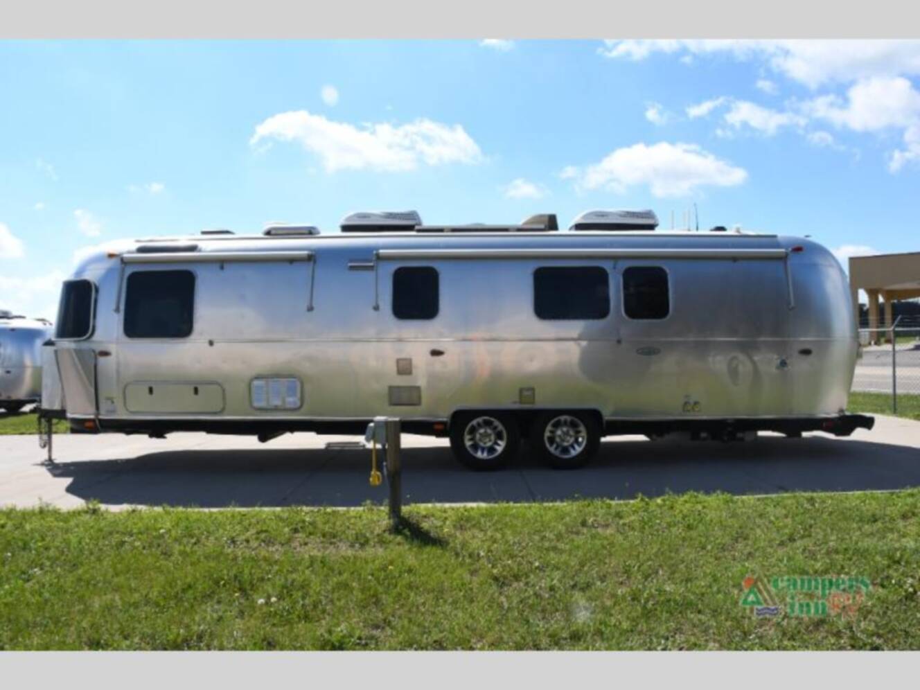 A photo of this 2019 Airstream Classic 33FBQ