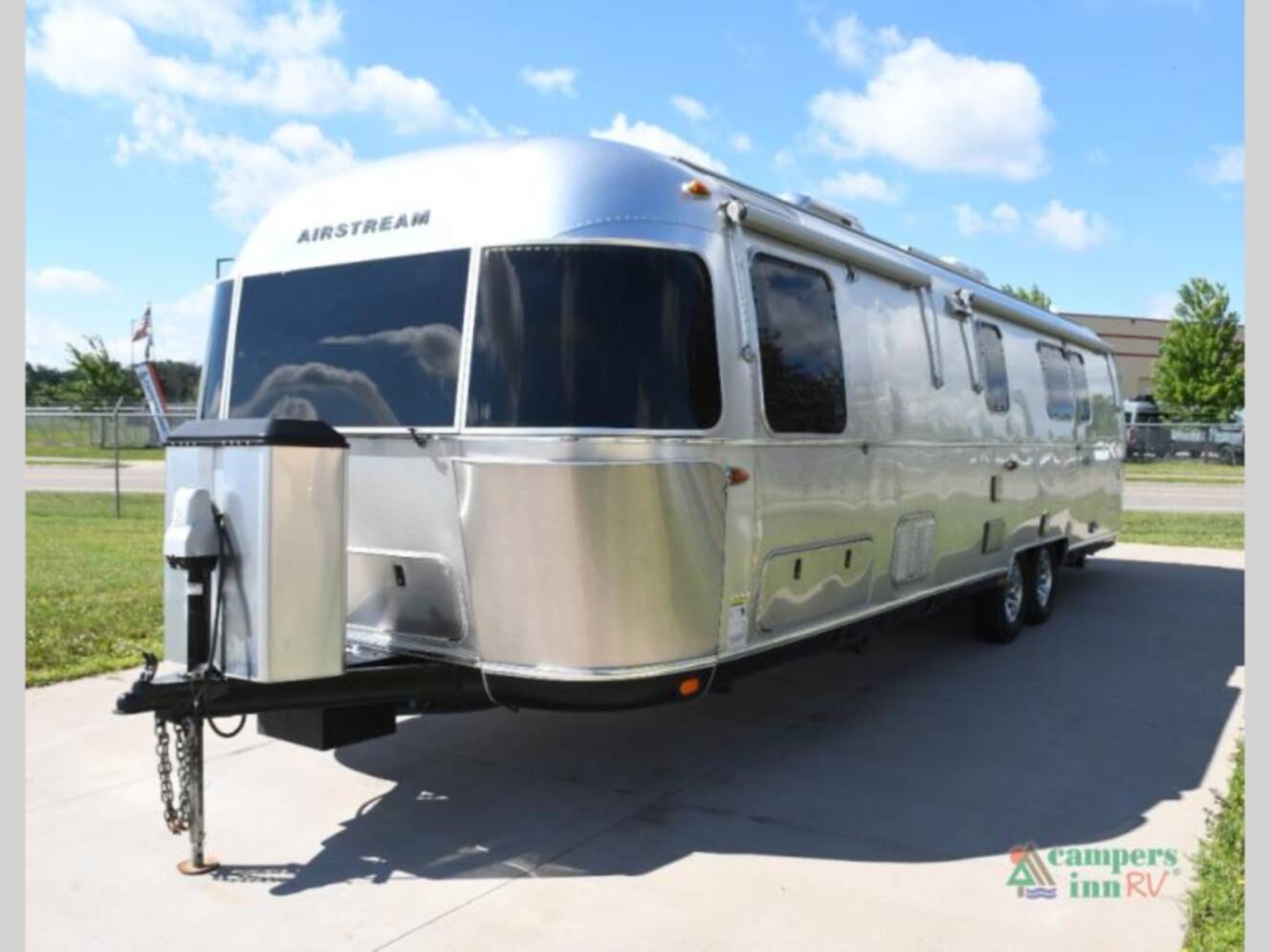 A photo of this 2019 Airstream Classic 33FBQ