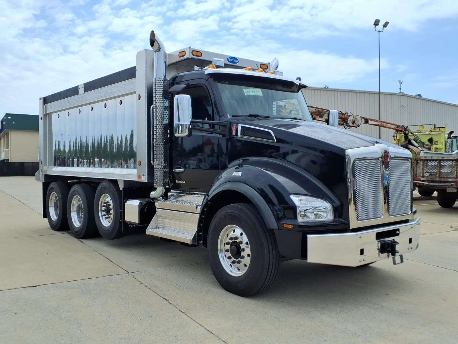 2027 KENWORTH T880 in Upper Marlboro, MD