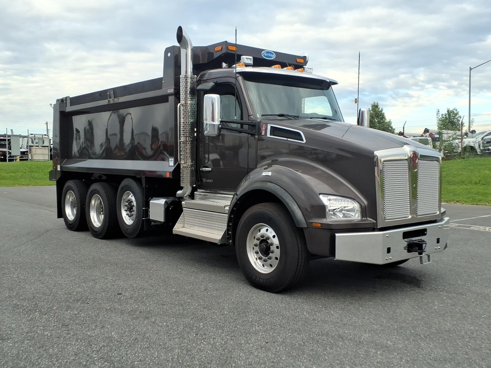2027 KENWORTH T880 in Baltimore, MD