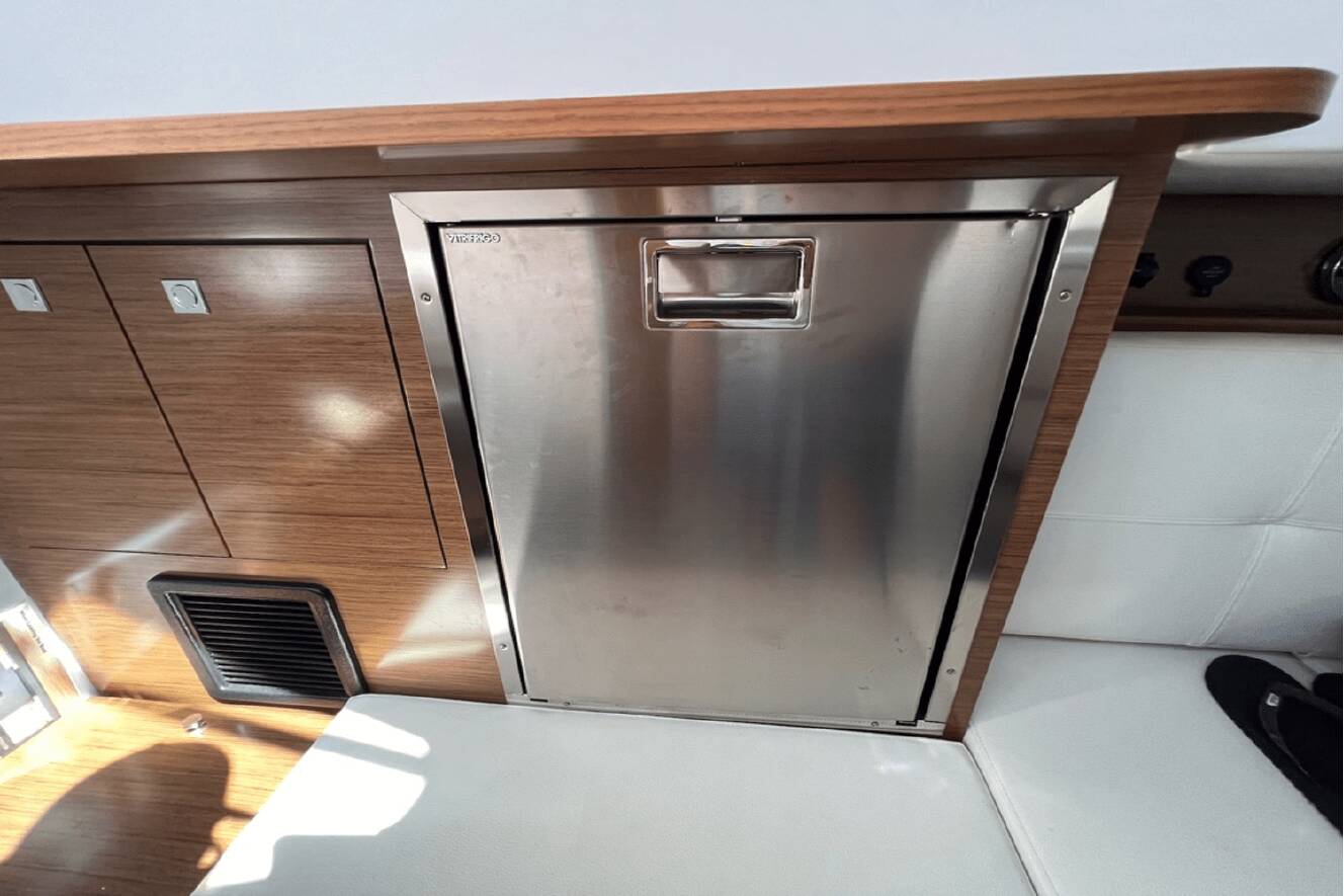 A photo of this 2019 Cruisers Yachts 338 SOUTH BEACH