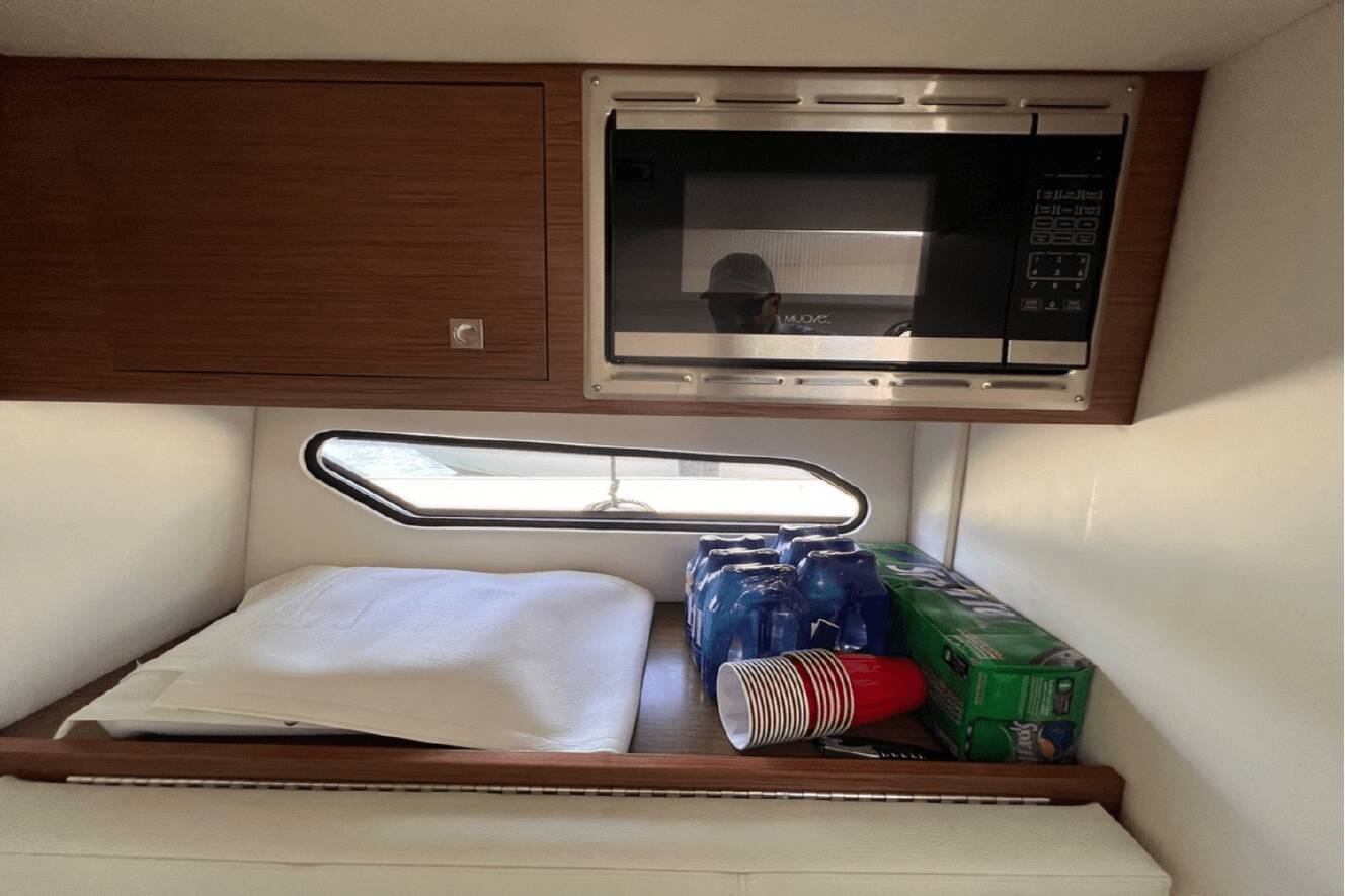 A photo of this 2019 Cruisers Yachts 338 SOUTH BEACH