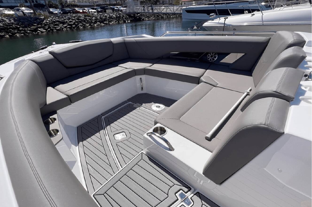 A photo of this 2019 Cruisers Yachts 338 SOUTH BEACH