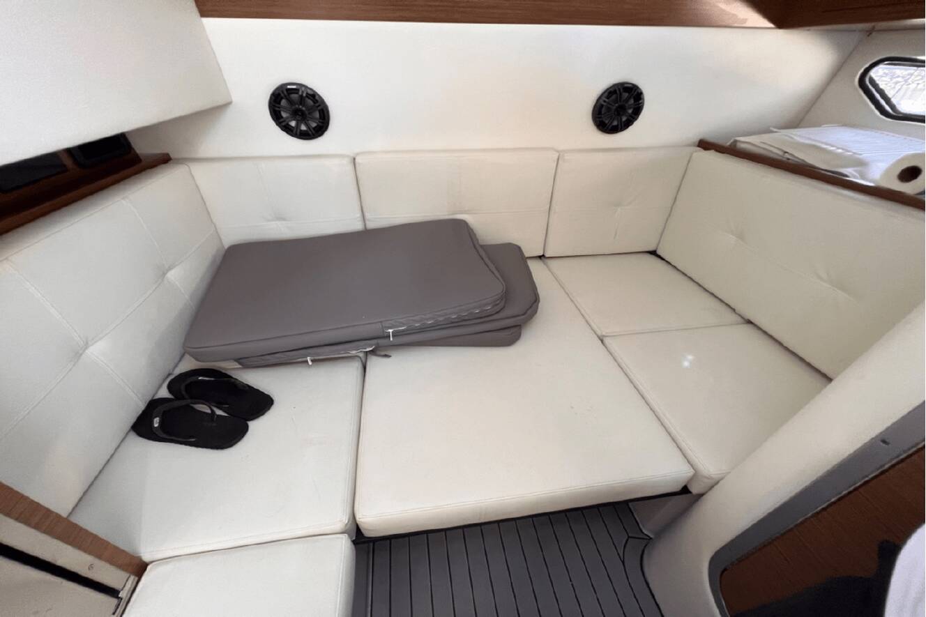 A photo of this 2019 Cruisers Yachts 338 SOUTH BEACH