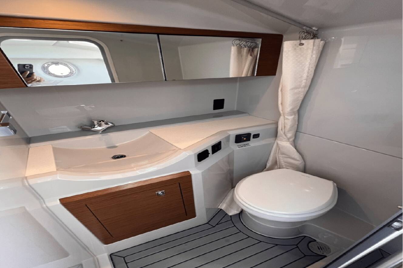 A photo of this 2019 Cruisers Yachts 338 SOUTH BEACH