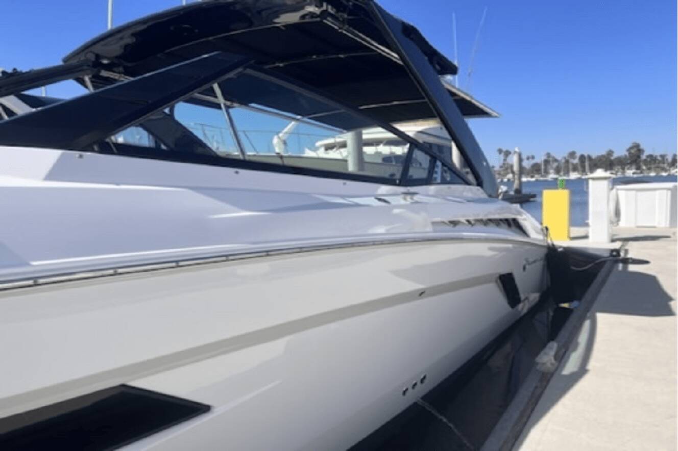A photo of this 2019 Cruisers Yachts 338 SOUTH BEACH