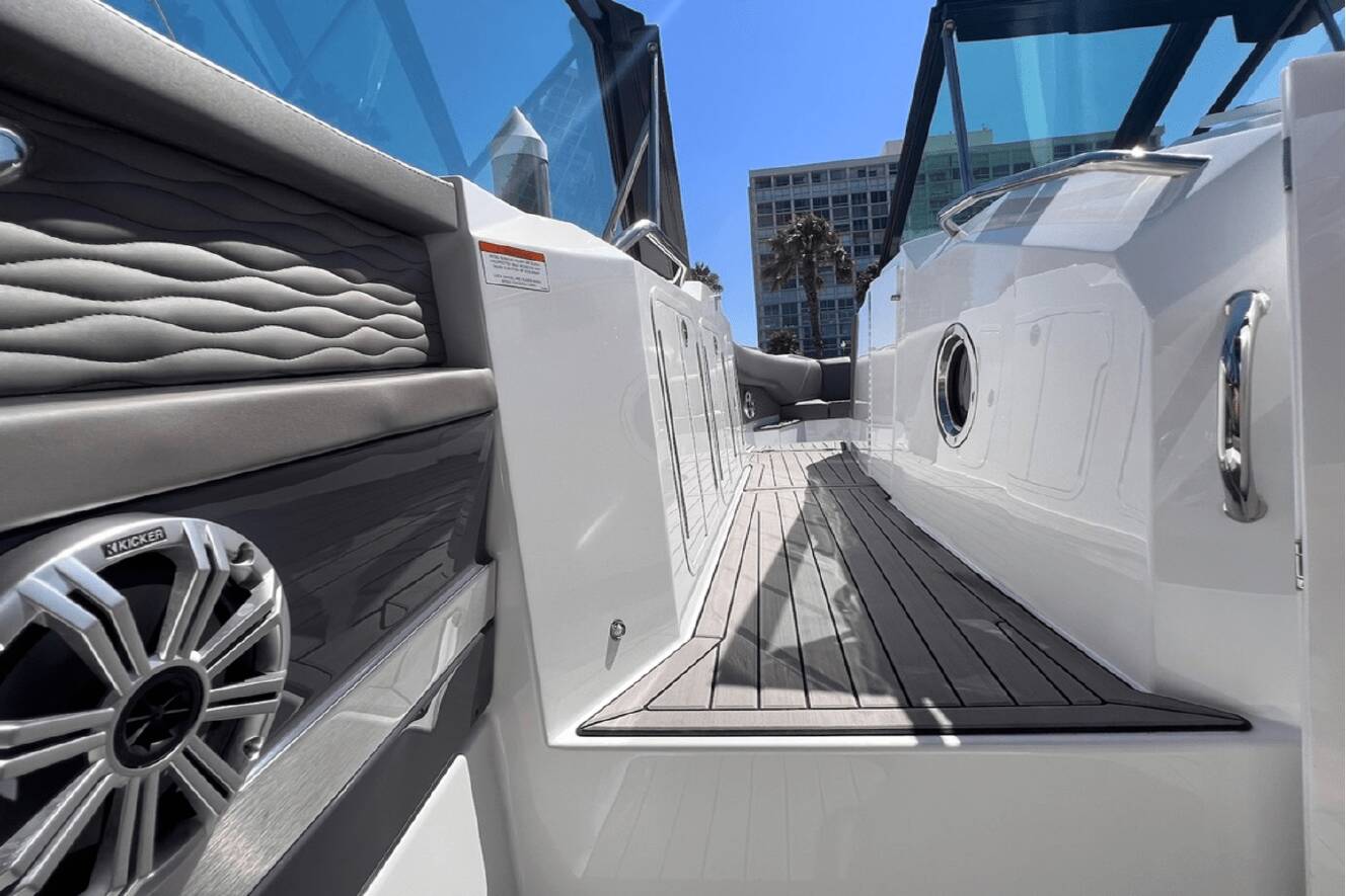 A photo of this 2019 Cruisers Yachts 338 SOUTH BEACH