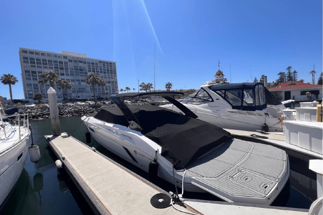 A photo of this 2019 Cruisers Yachts 338 SOUTH BEACH