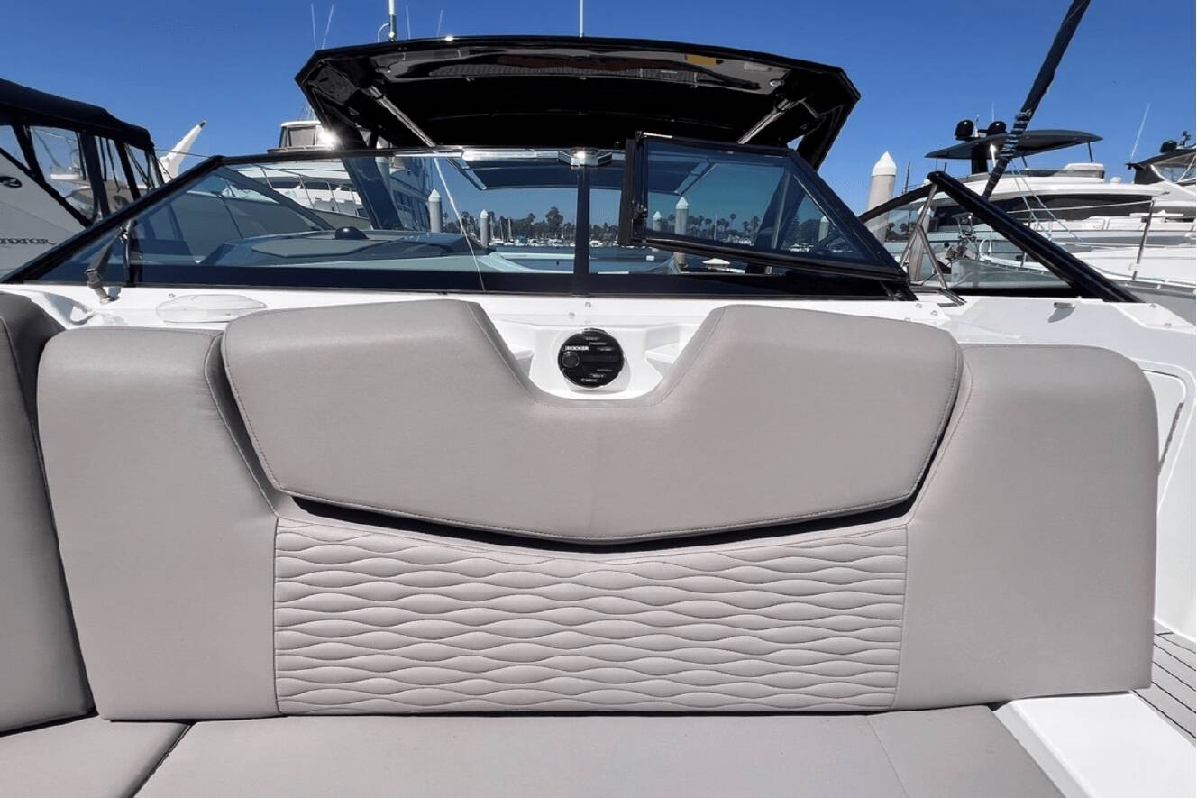A photo of this 2019 Cruisers Yachts 338 SOUTH BEACH