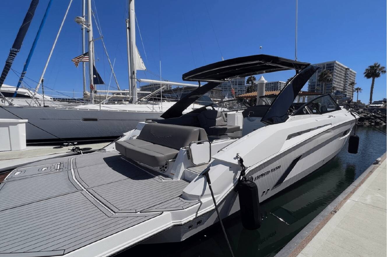 A photo of this 2019 Cruisers Yachts 338 SOUTH BEACH