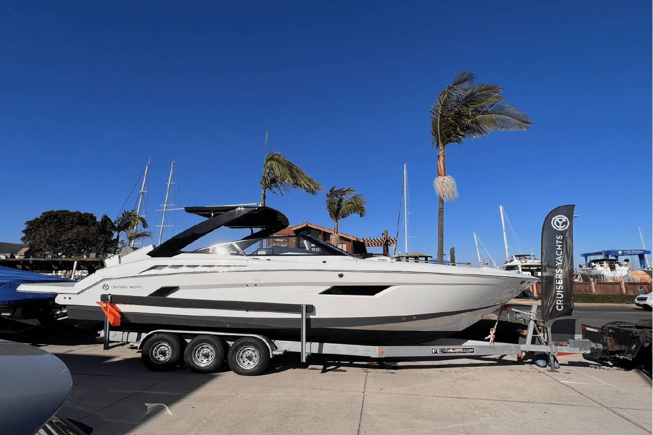 A photo of this 2019 Cruisers Yachts 338 SOUTH BEACH