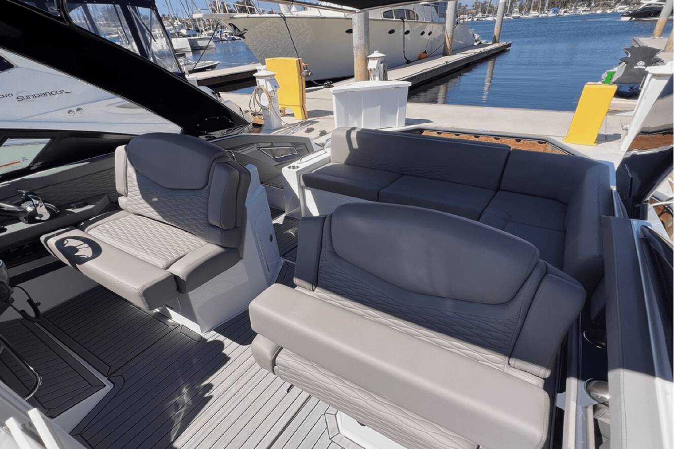 A photo of this 2019 Cruisers Yachts 338 SOUTH BEACH