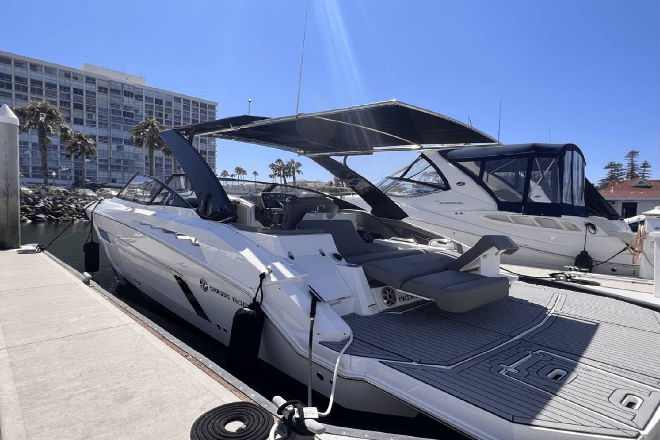 A photo of this 2019 Cruisers Yachts 338 SOUTH BEACH