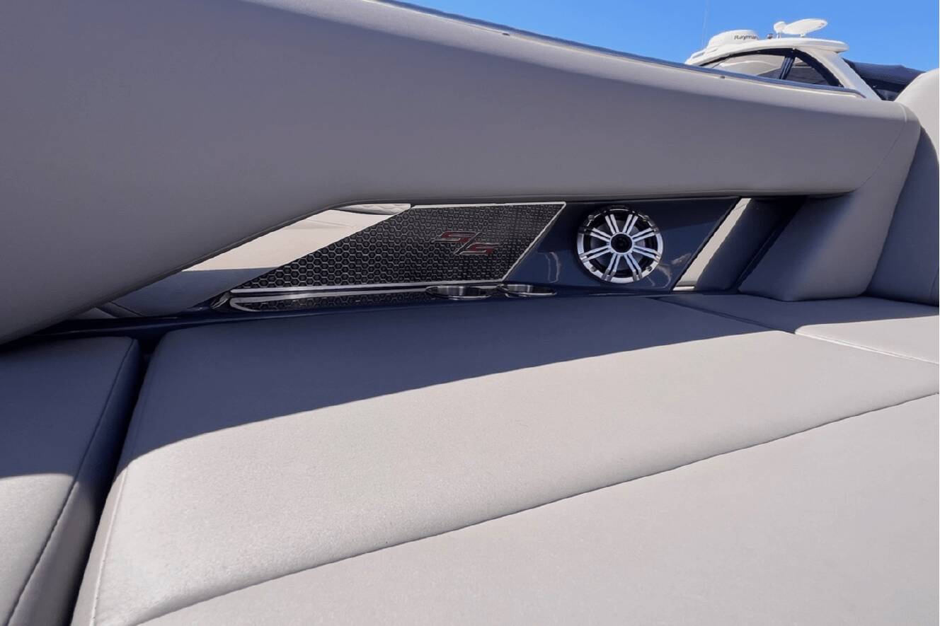 A photo of this 2019 Cruisers Yachts 338 SOUTH BEACH