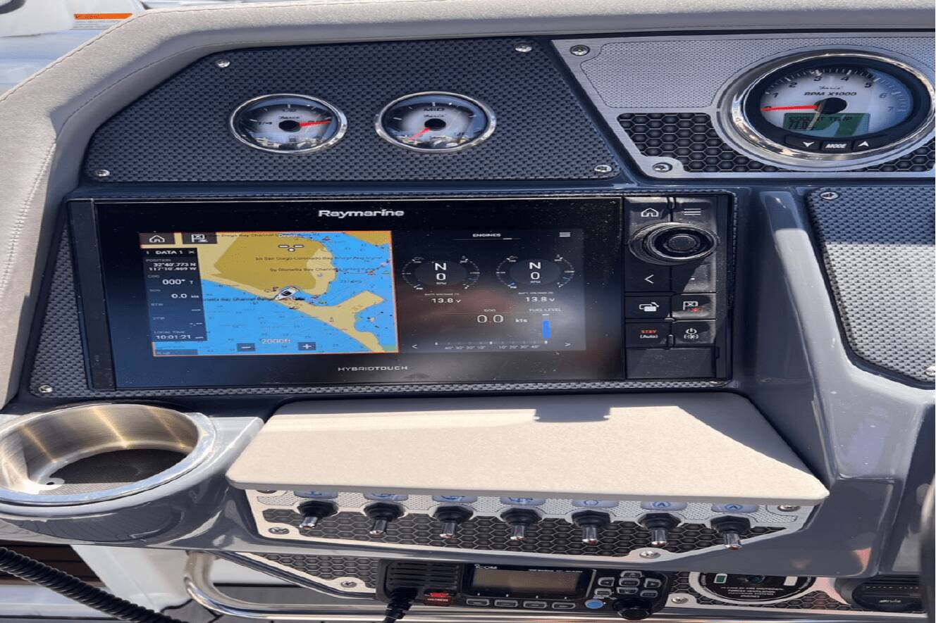 A photo of this 2019 Cruisers Yachts 338 SOUTH BEACH