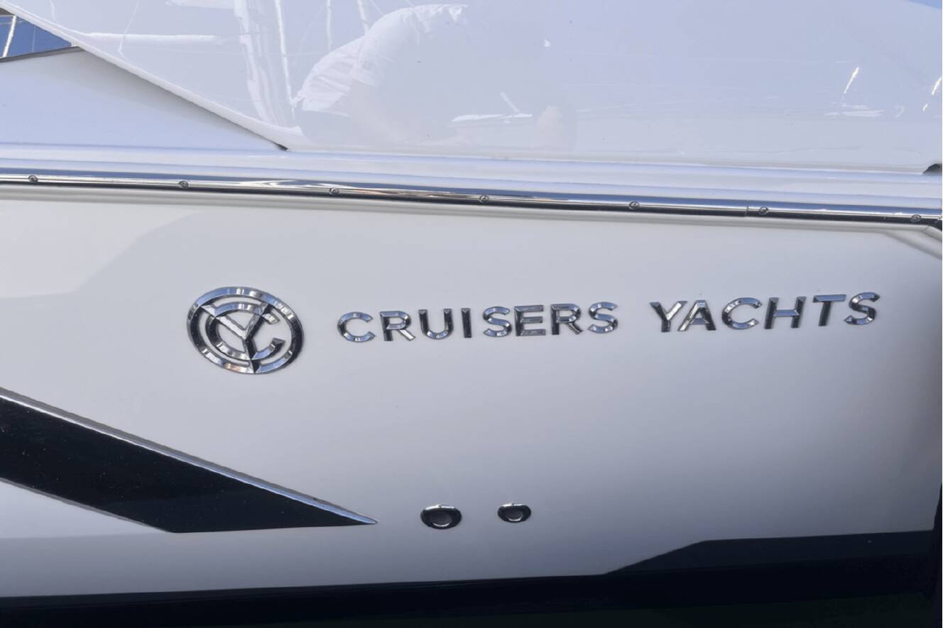 A photo of this 2019 Cruisers Yachts 338 SOUTH BEACH