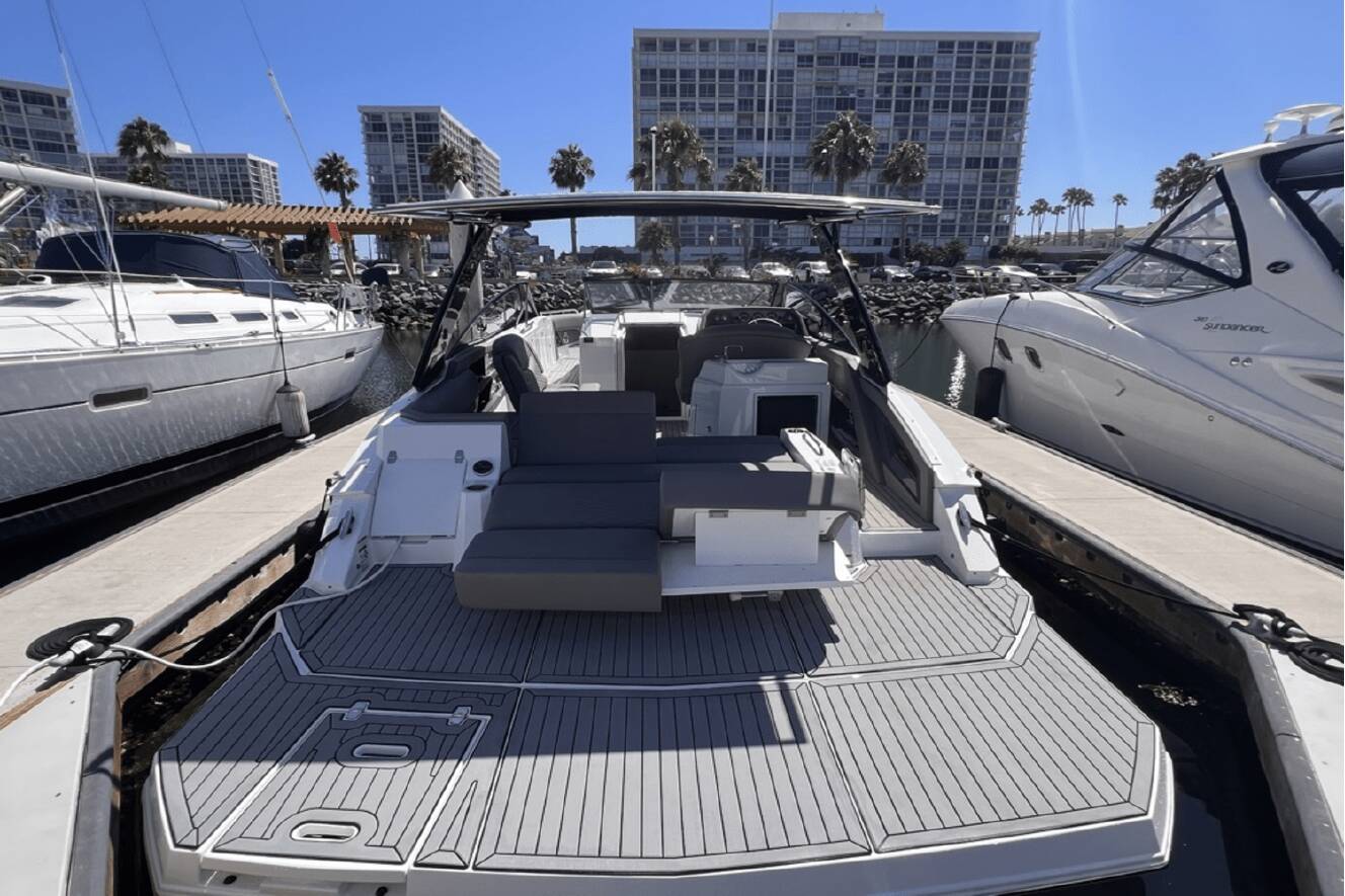 A photo of this 2019 Cruisers Yachts 338 SOUTH BEACH