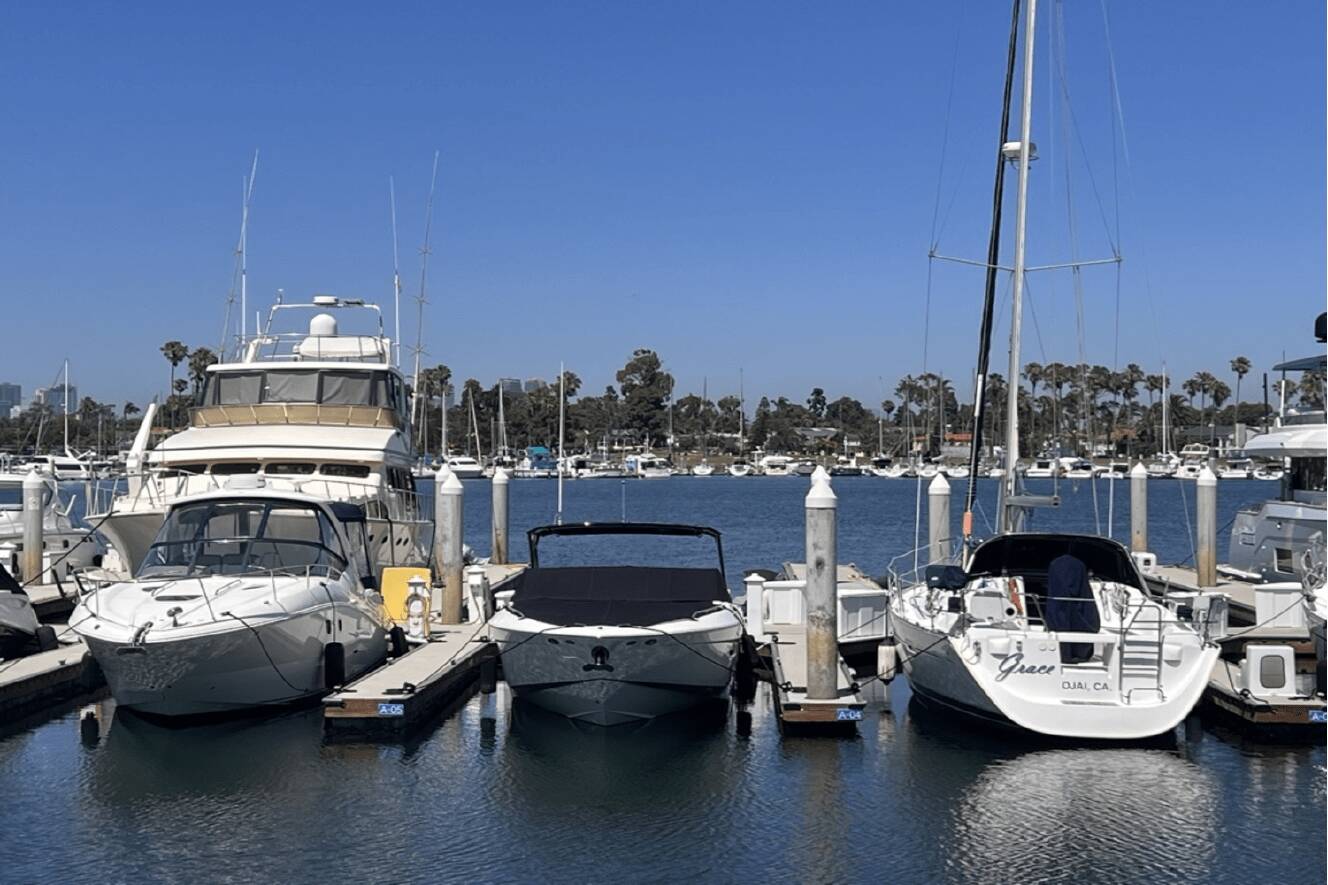 A photo of this 2019 Cruisers Yachts 338 SOUTH BEACH