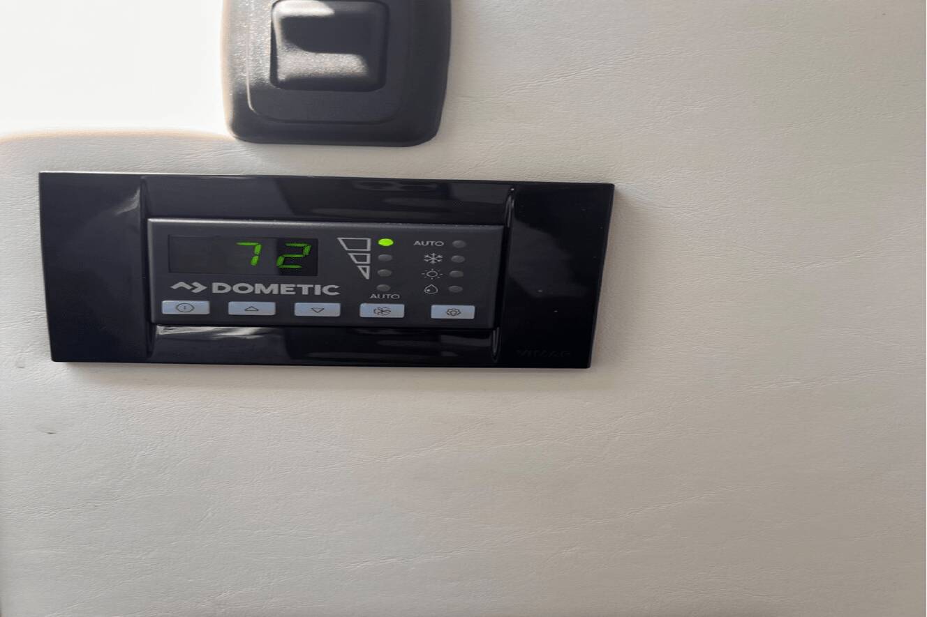 A photo of this 2019 Cruisers Yachts 338 SOUTH BEACH