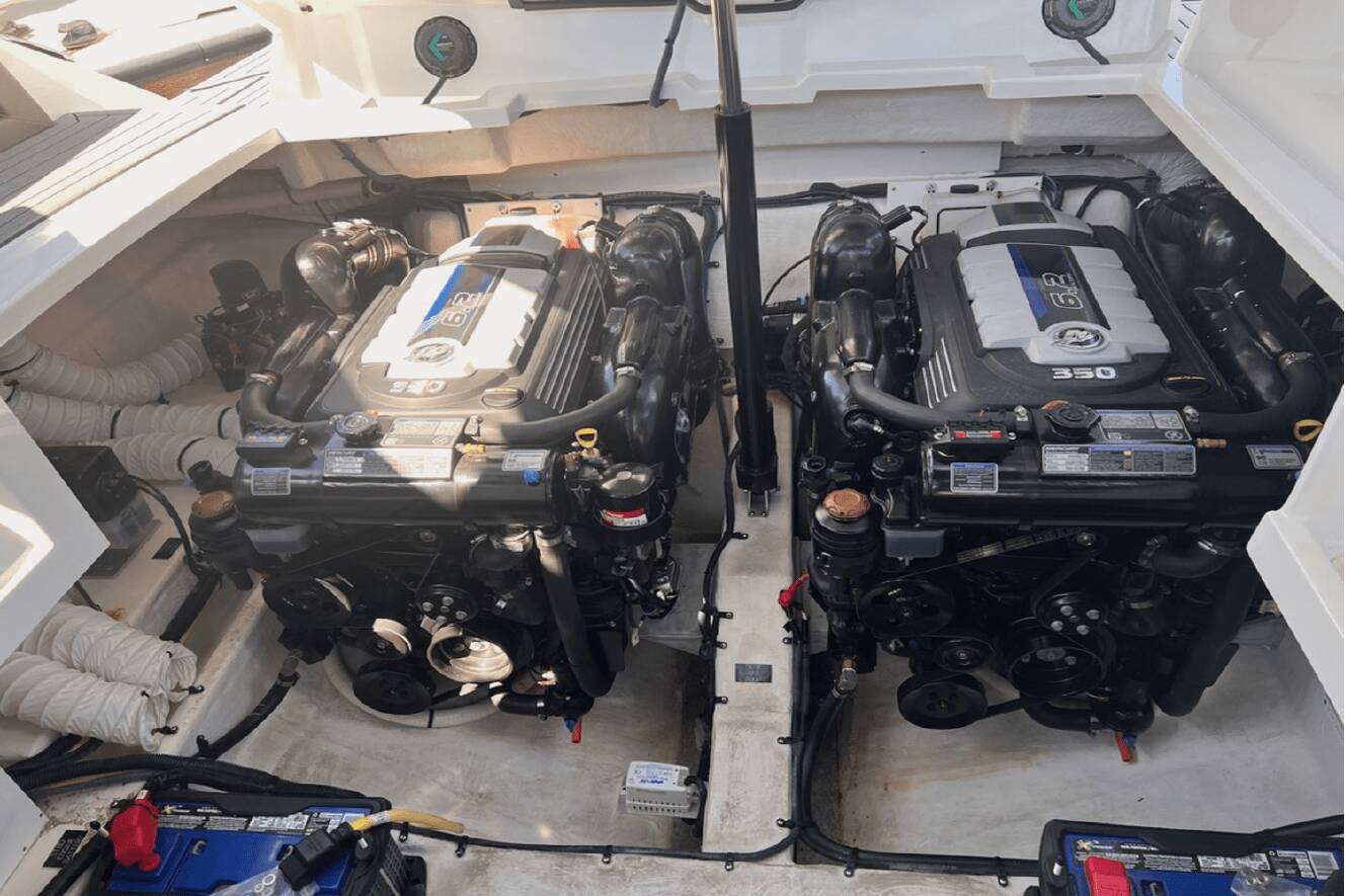 A photo of this 2019 Cruisers Yachts 338 SOUTH BEACH