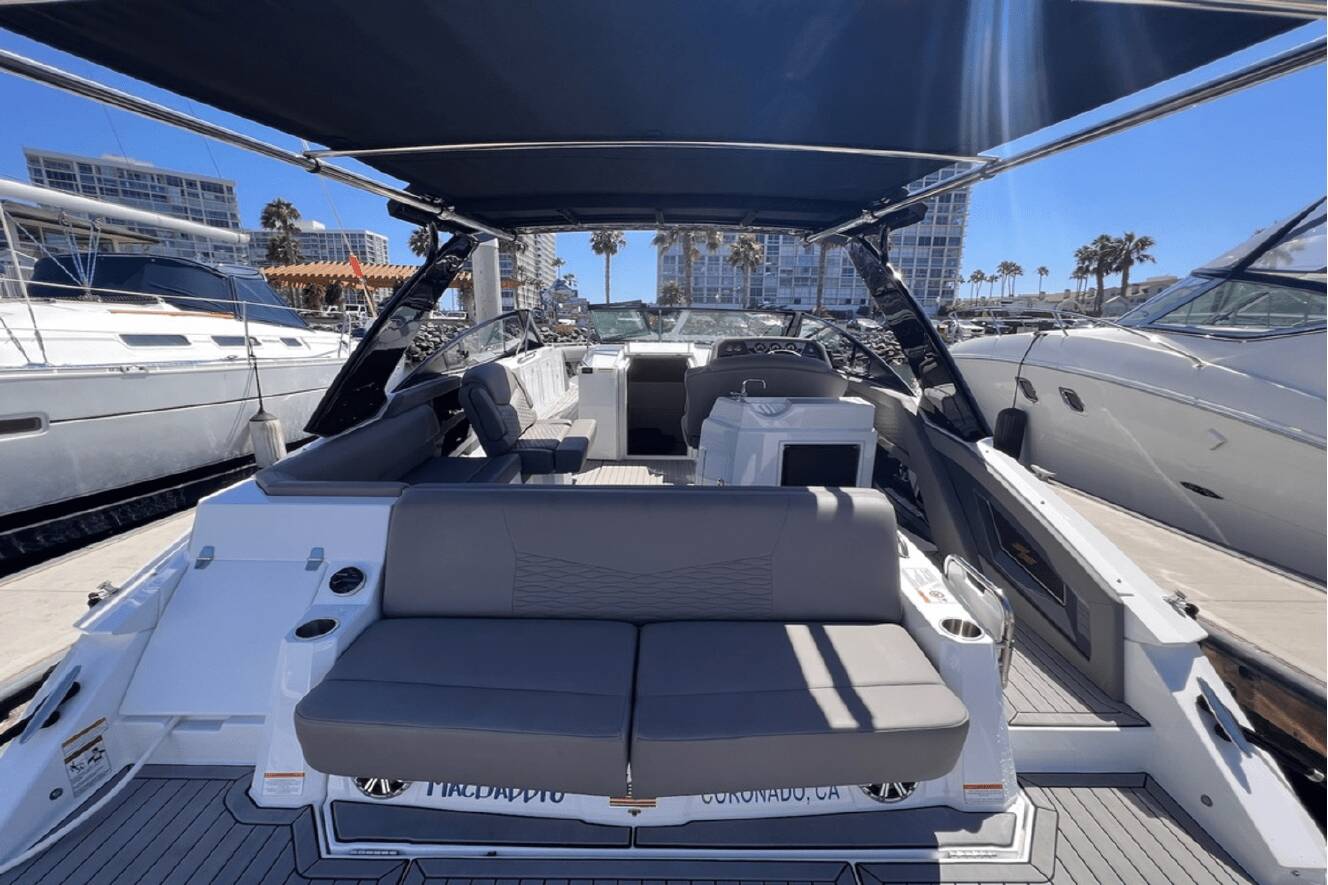 A photo of this 2019 Cruisers Yachts 338 SOUTH BEACH