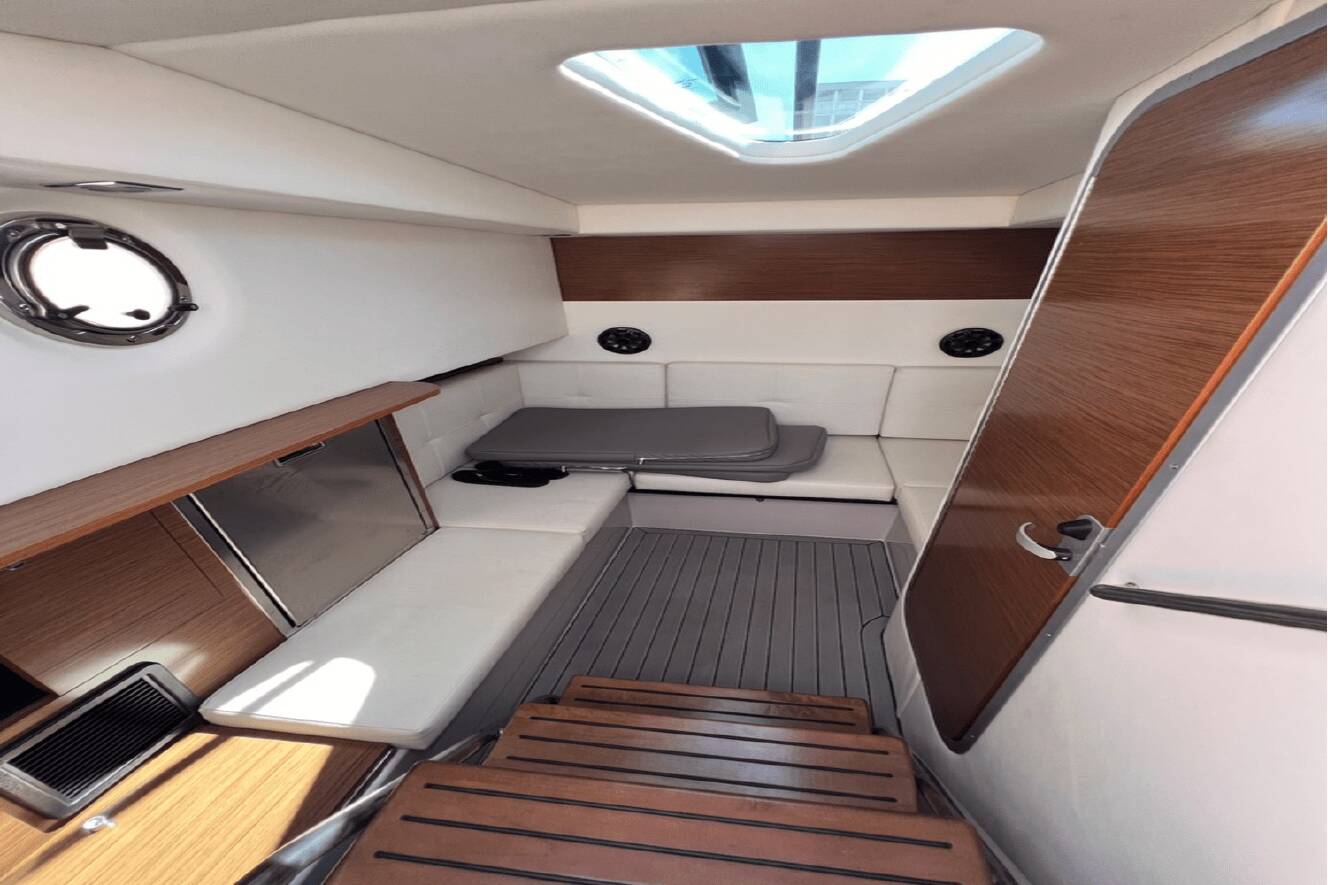A photo of this 2019 Cruisers Yachts 338 SOUTH BEACH