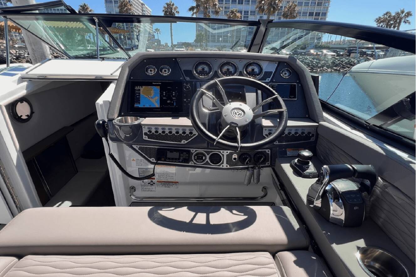 A photo of this 2019 Cruisers Yachts 338 SOUTH BEACH