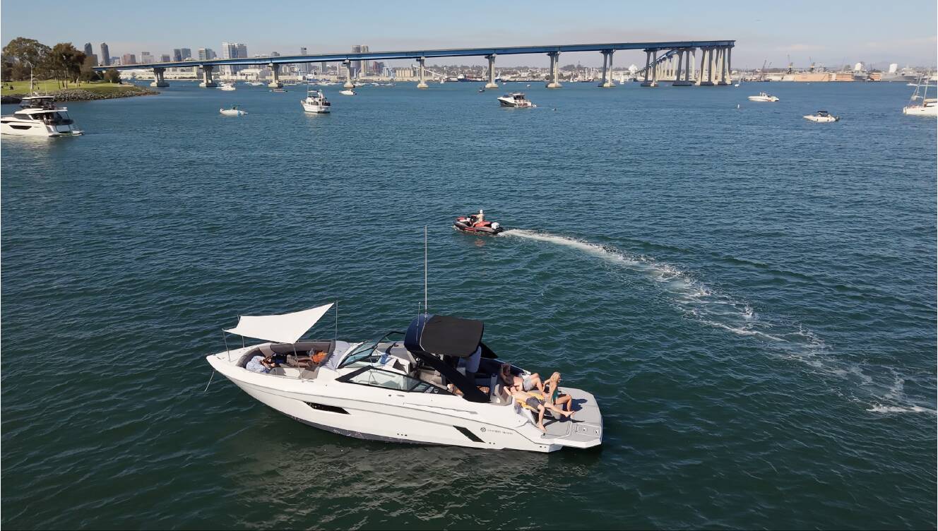 A photo of this 2019 Cruisers Yachts 338 SOUTH BEACH
