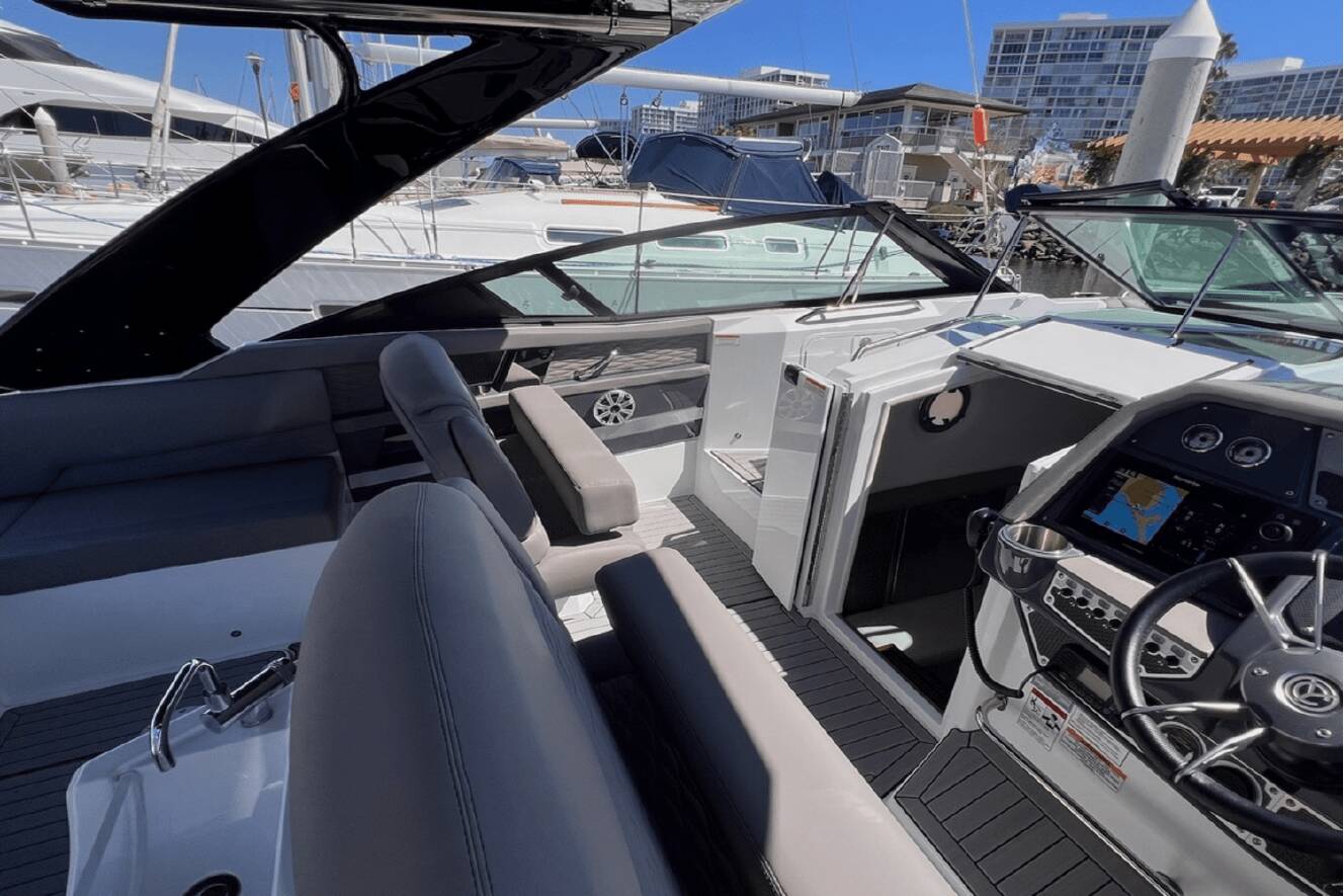 A photo of this 2019 Cruisers Yachts 338 SOUTH BEACH