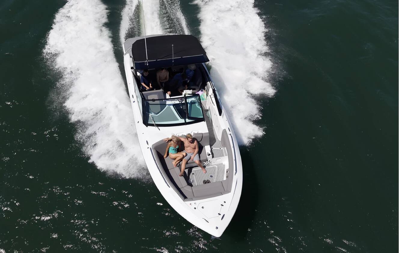 A photo of this 2019 Cruisers Yachts 338 SOUTH BEACH