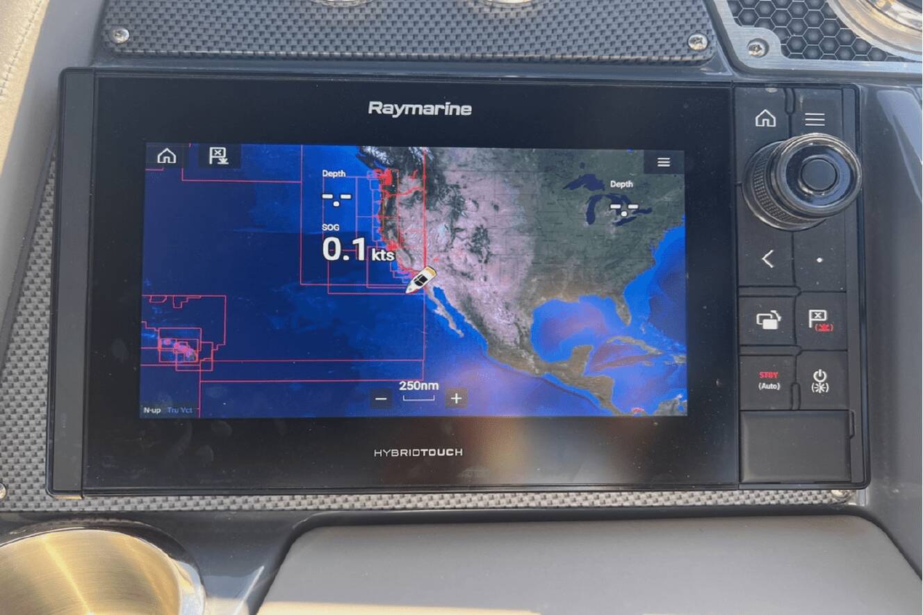 A photo of this 2019 Cruisers Yachts 338 SOUTH BEACH