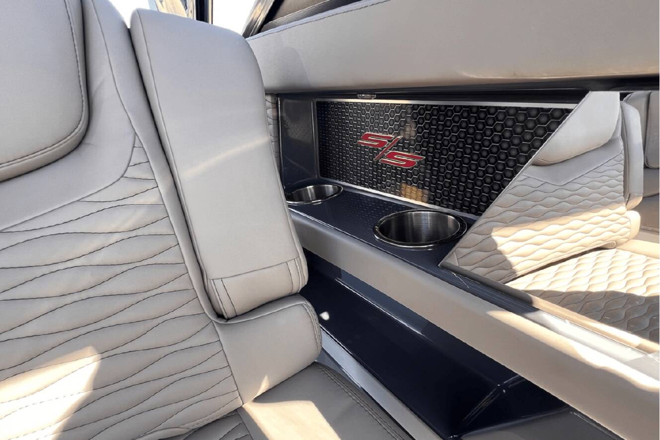 A photo of this 2019 Cruisers Yachts 338 SOUTH BEACH
