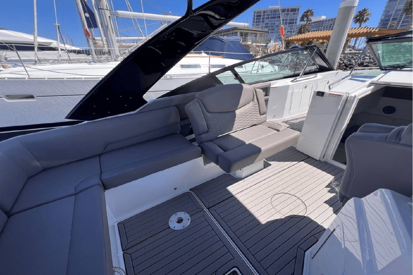 A photo of this 2019 Cruisers Yachts 338 SOUTH BEACH