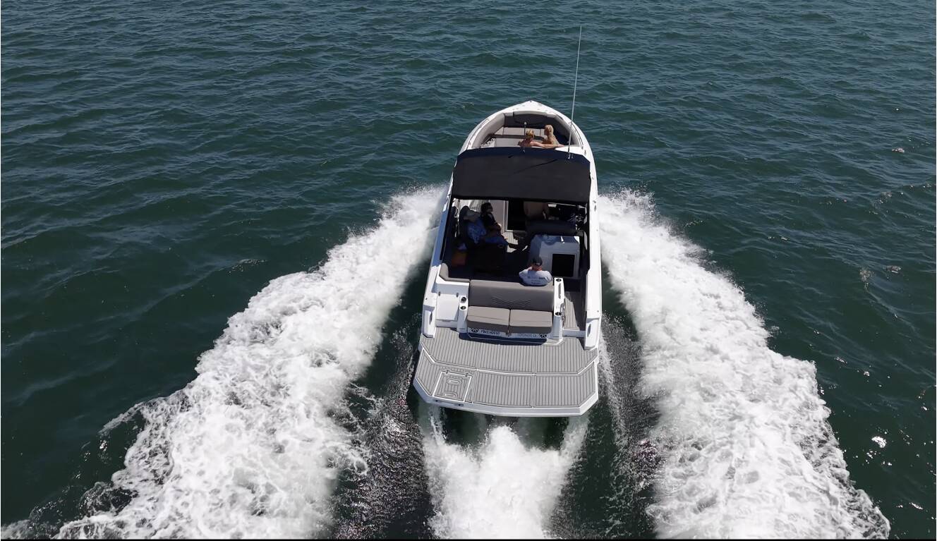 A photo of this 2019 Cruisers Yachts 338 SOUTH BEACH