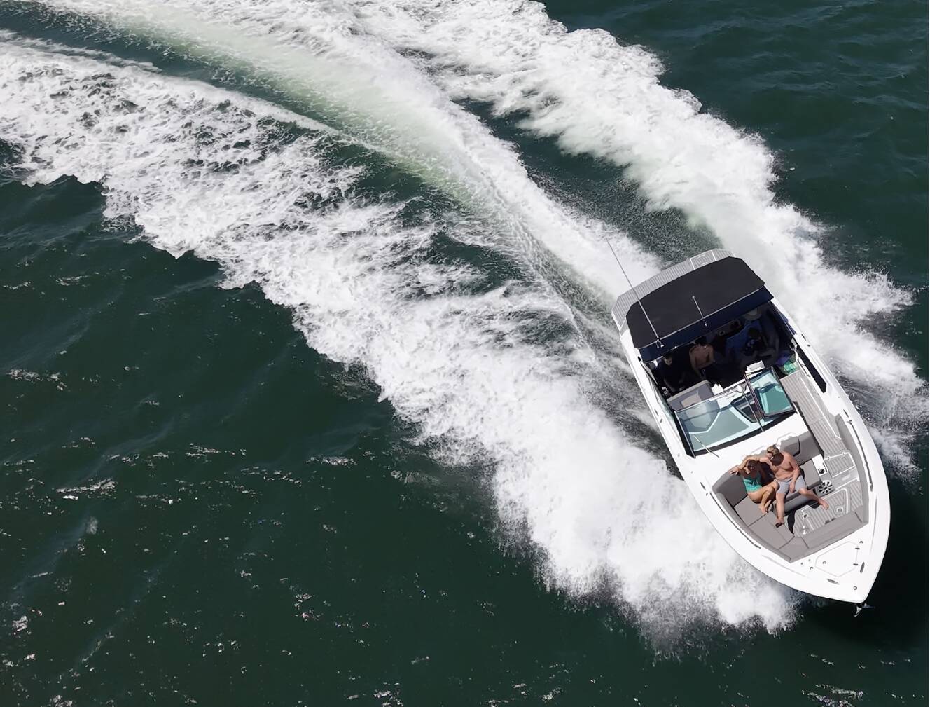 A photo of this 2019 Cruisers Yachts 338 SOUTH BEACH
