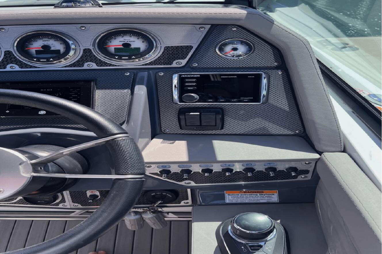 A photo of this 2019 Cruisers Yachts 338 SOUTH BEACH