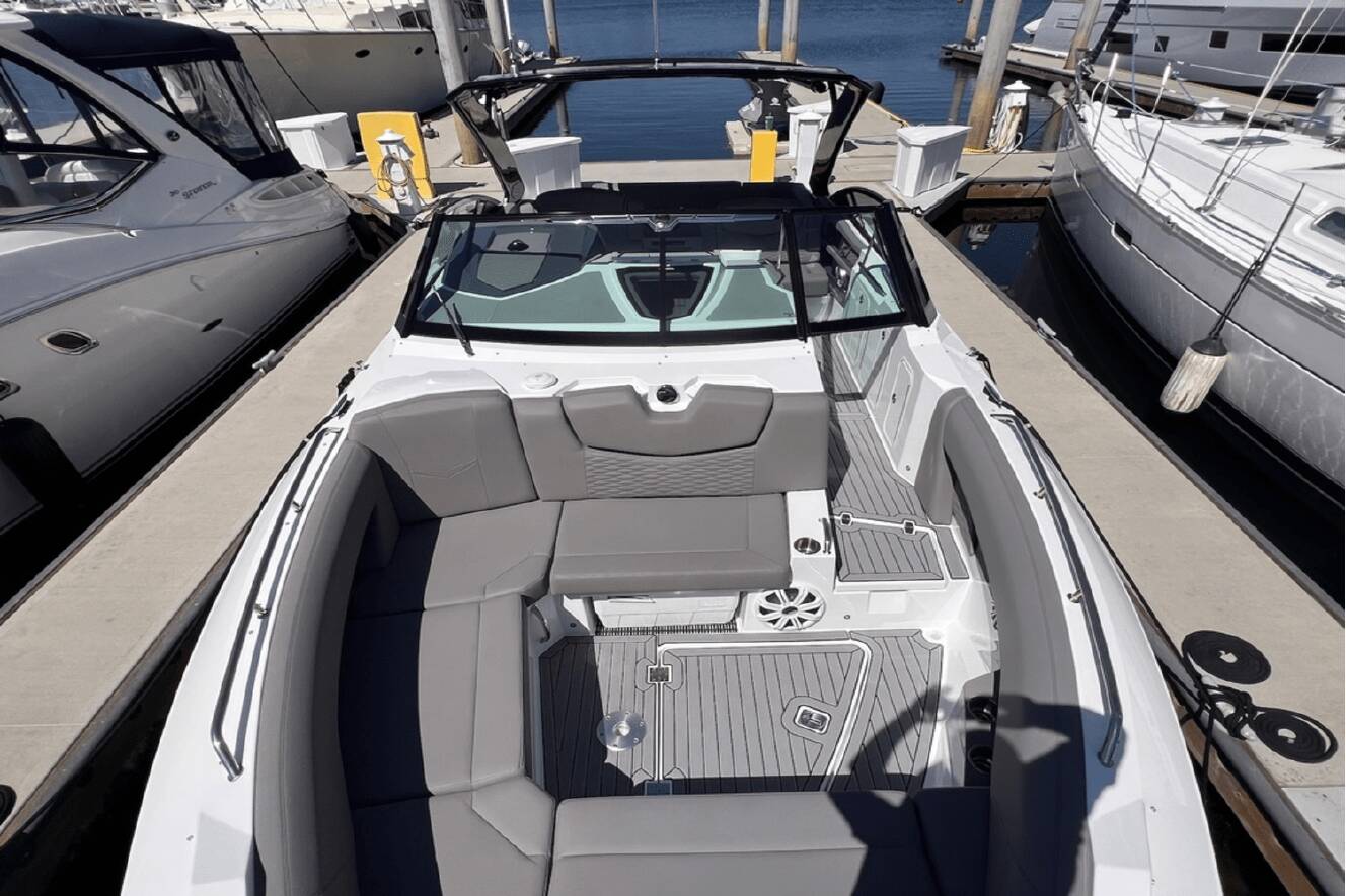 A photo of this 2019 Cruisers Yachts 338 SOUTH BEACH