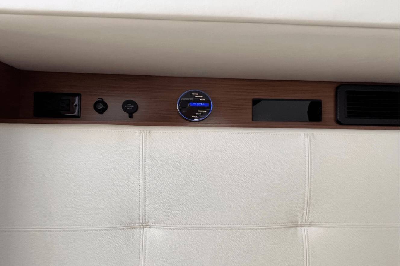 A photo of this 2019 Cruisers Yachts 338 SOUTH BEACH