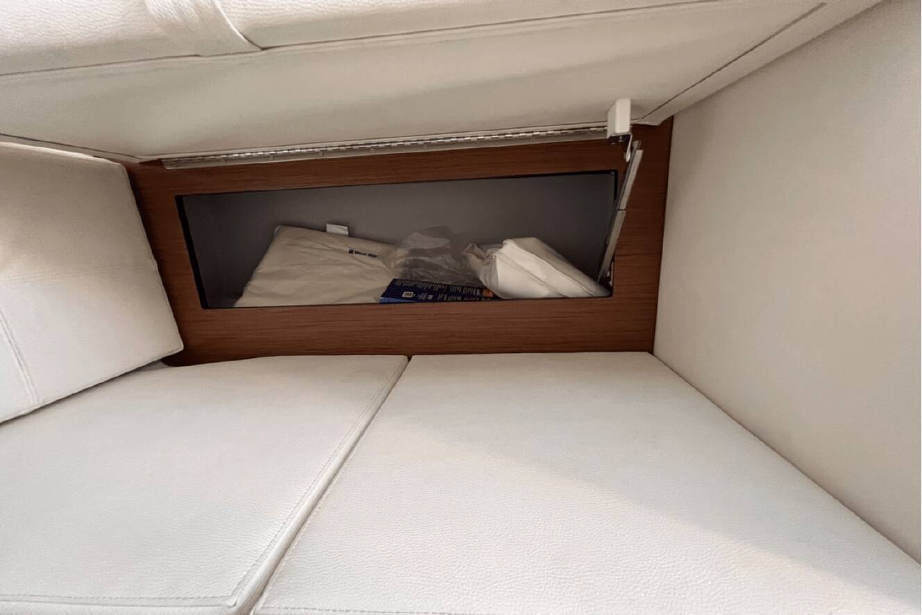 A photo of this 2019 Cruisers Yachts 338 SOUTH BEACH