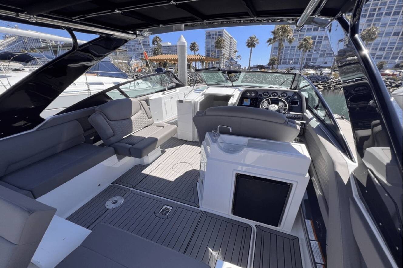A photo of this 2019 Cruisers Yachts 338 SOUTH BEACH
