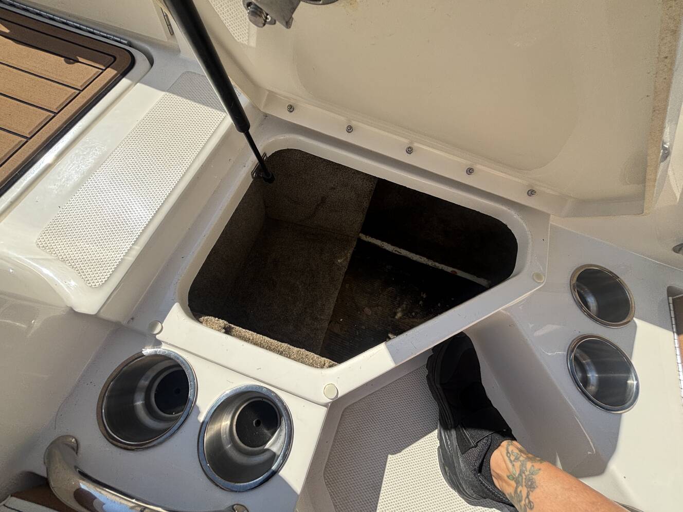A photo of this 2018 Sea Ray 210 SPX w/MerCruiser 4.5L - 250HP Engine and Trailer