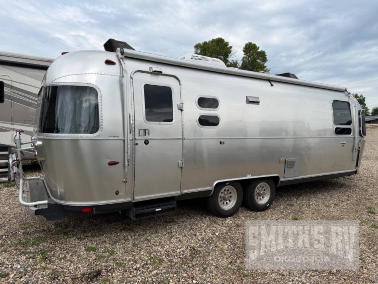 A photo of this 2015 Airstream International Signature 27FB